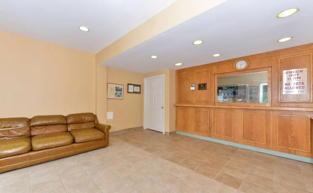 Red Carpet Inn and Suites - Cheshire