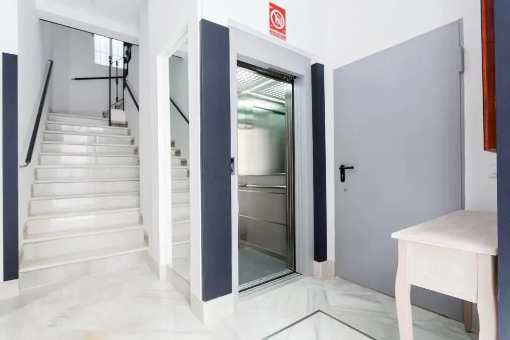 Hostly Acetres 1A loft in city center, comunal terrace, fibre,parking optional