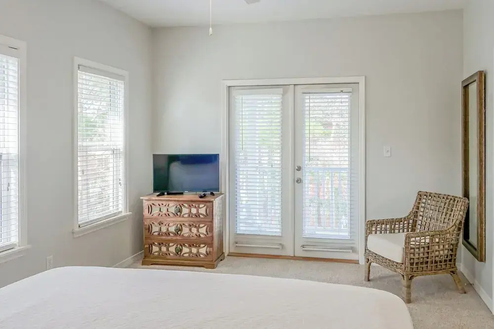 Pet Friendly - 2 Community Pools - Modern Beach House Charm