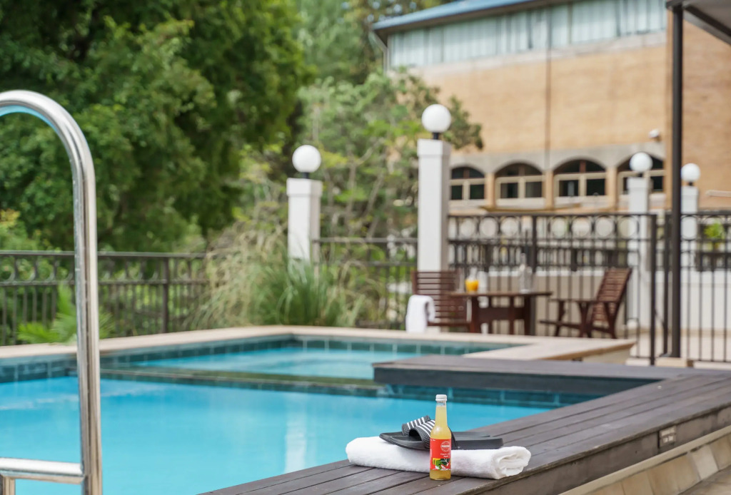 Parkside Hotel & Apartments