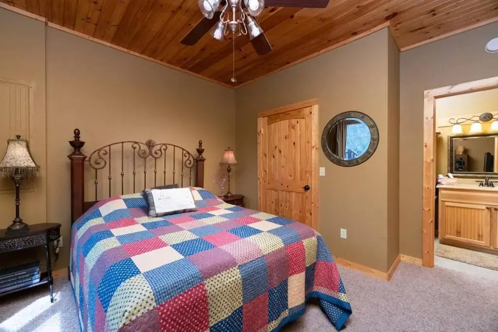 2 HOMES on Douglas Lake - Smoke Rise Lodge & Barn