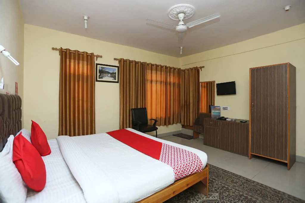 OYO 15858 Hotel Grand Comforts