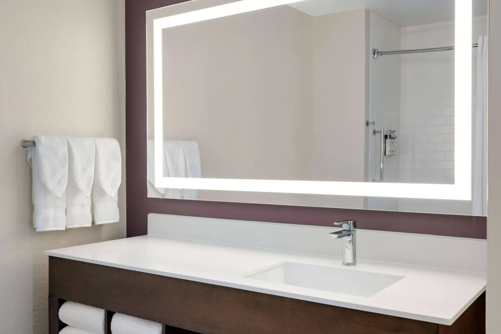 La Quinta Inn & Suites by Wyndham Springfield Airport Rte 66