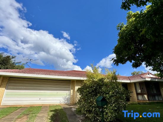 Walk to Market Square and Garden City! MacGregor