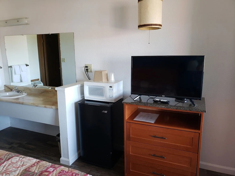 Oasis Inn and Suites
