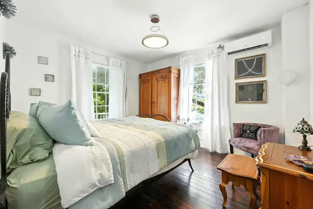 Periwinkle Perch Historic Cottage Near Downtown