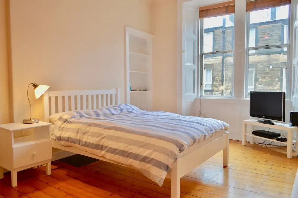 1 Bedroom Flat With Box Room In Edinburgh