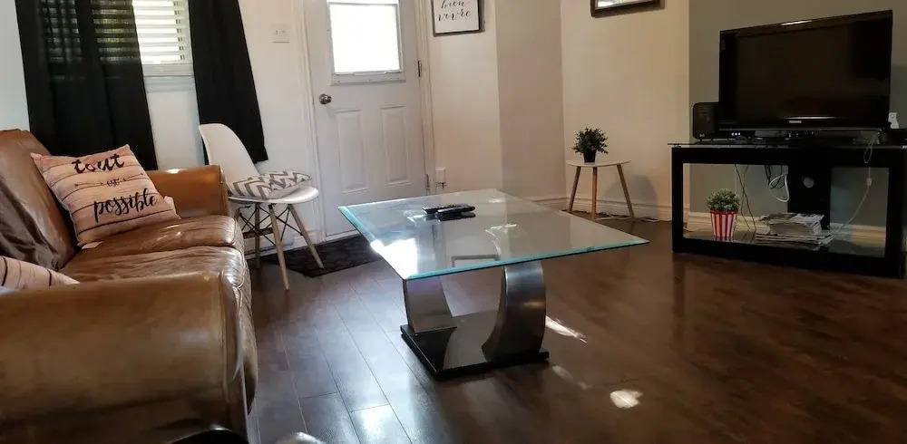 Stylish Apartment, One Bedroom, Parking, Near Everything