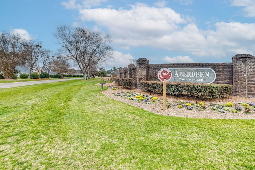 Screened Porch + Pool Access: Longs Golf Getaway