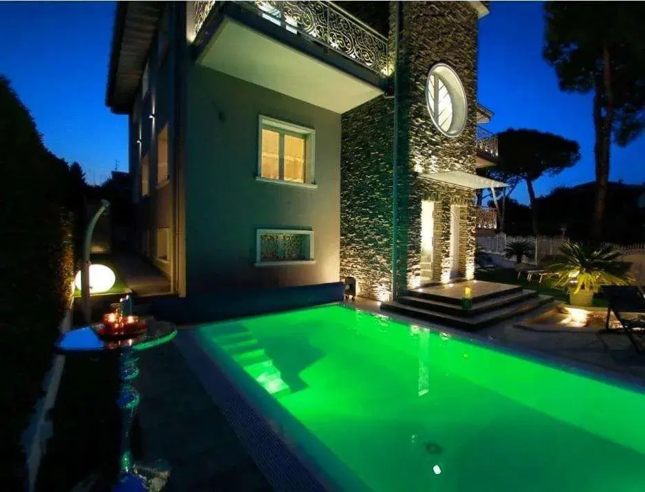 B&B Bellavista Exclusive in zona centrale con piscina riscaldata e Jacuzzi vista lago LA COLAZIONE viene servita in una pasticceria rinomata ed esclusiva esterna alla struttura