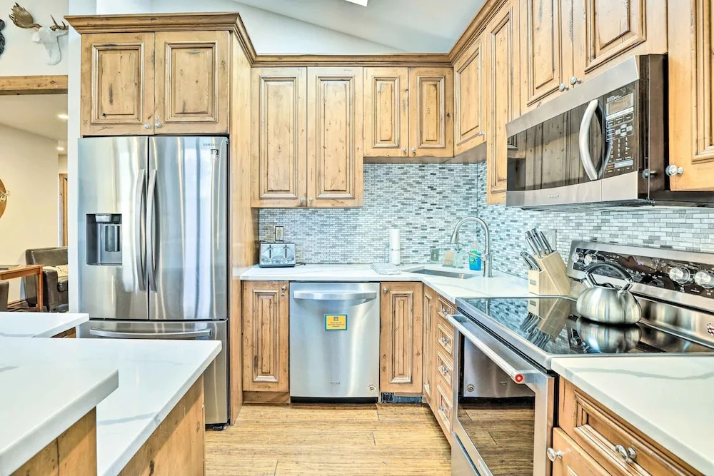 Winter Park Condo w/ Mountain Views + Hot Tub