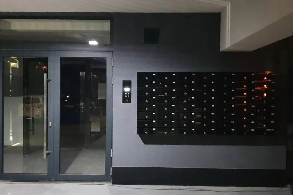 1 apartament lux cu parcare privată gratuită