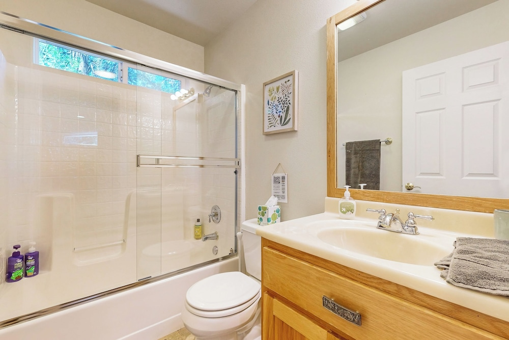 Cozy Cabin w/ Jetted Tub & Dog-friendly