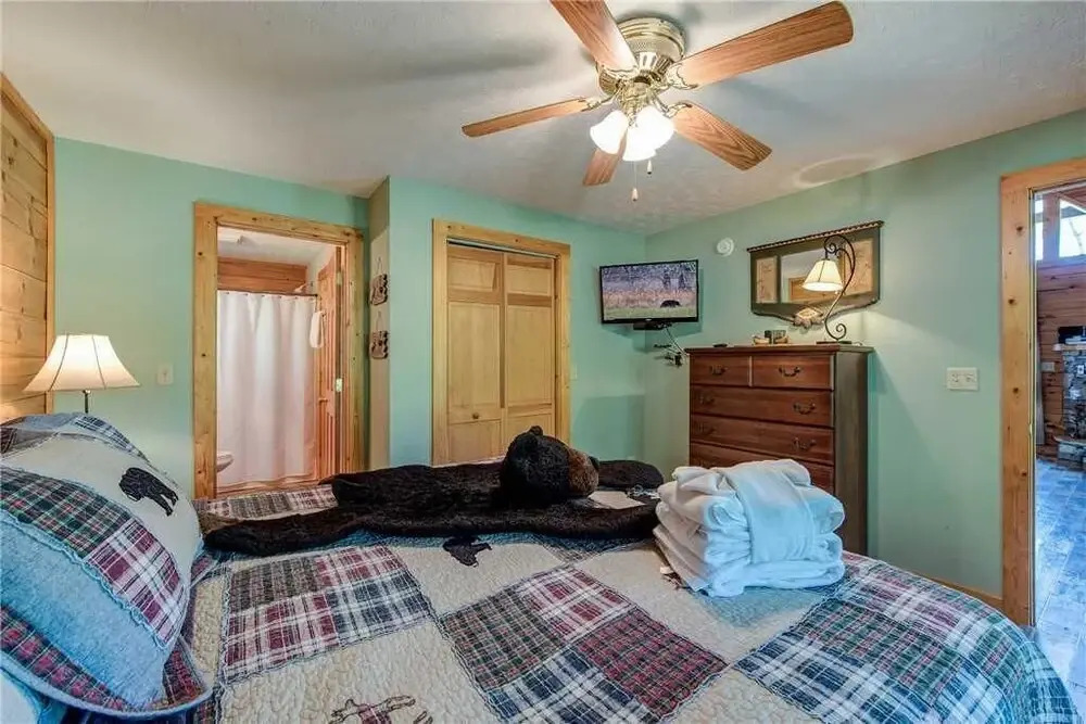 Whisper Mountain 2 Bedroom Home with Hot Tub