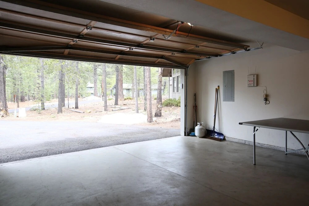 2 Quail Home Private Hot Tub, Steps from SHARC and short walk to the Sunriver Village by RedAwning