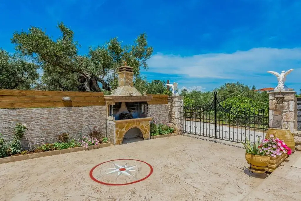Costas Studios - 450m from Argassi center, by ZanteWize