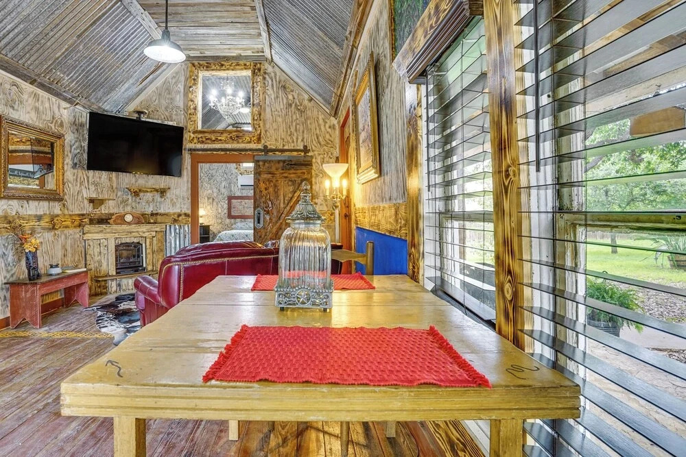 Walk to Granbury Square & Beach! texas Cottage