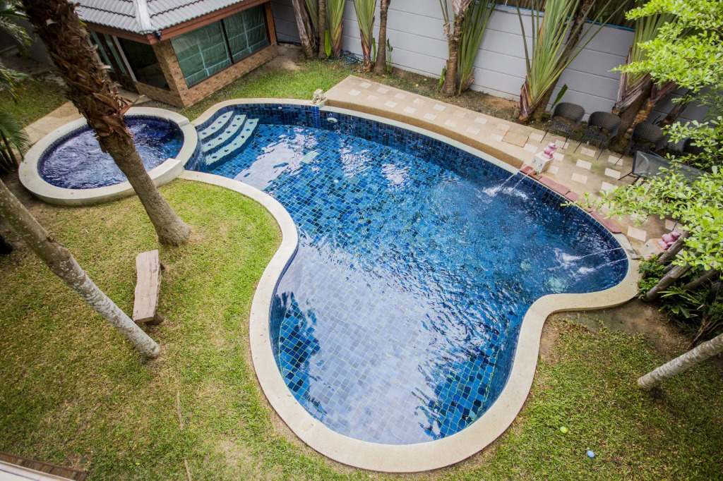 Suzie pool villa 7 bedrooms with private pool.