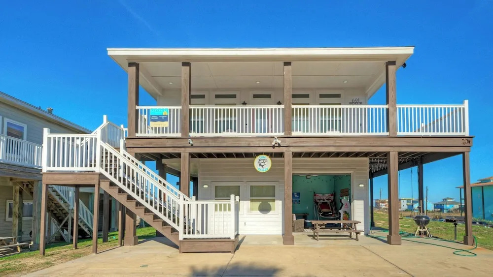 Steps to Beach, Balcony, Ocean View Golf Cart Zone Casa Rosada by Avantstay