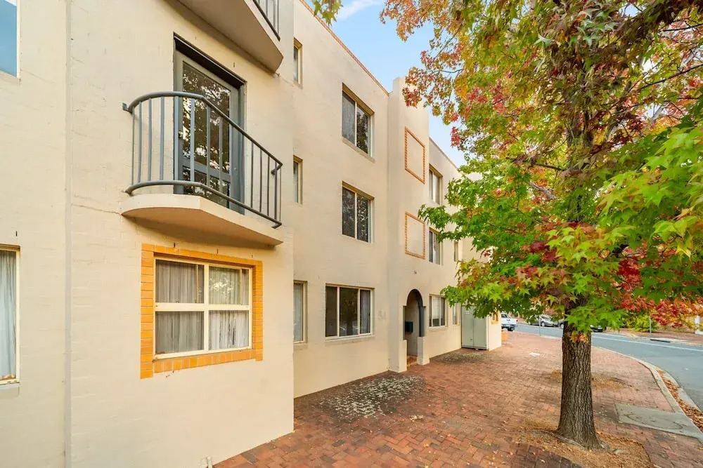 Stylish 1-bed Stay With Balcony & Study