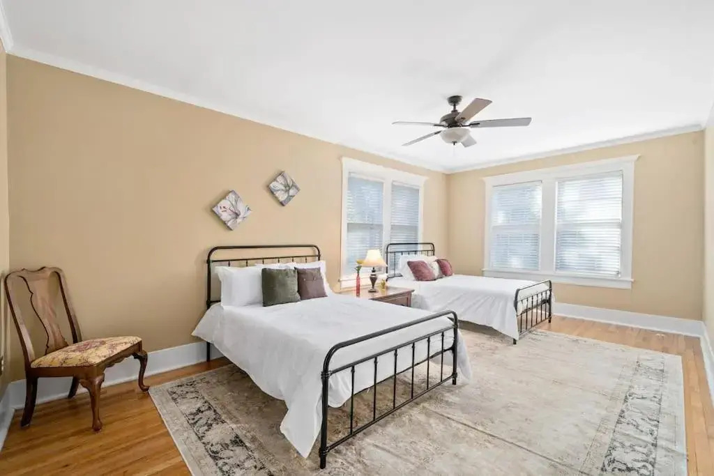 The Executive Retreat Charm, History, Comfort