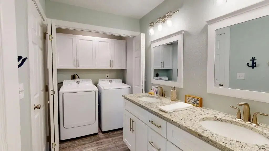AH-F222 New 2nd Floor Condo, Close to PoolHot Tub, Near Marina & Ferry