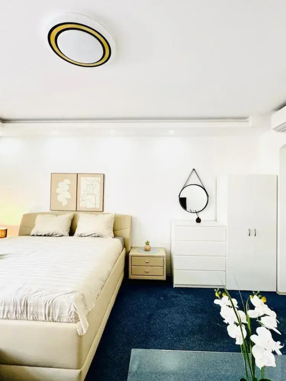Private Rooms in Spacious 7-Bedroom Apartment, Prime Location