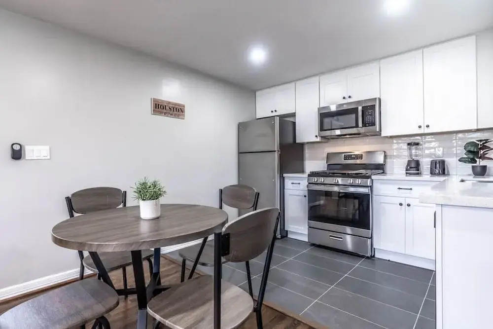 Spacious Apt Home 6 Min From Medical Center!