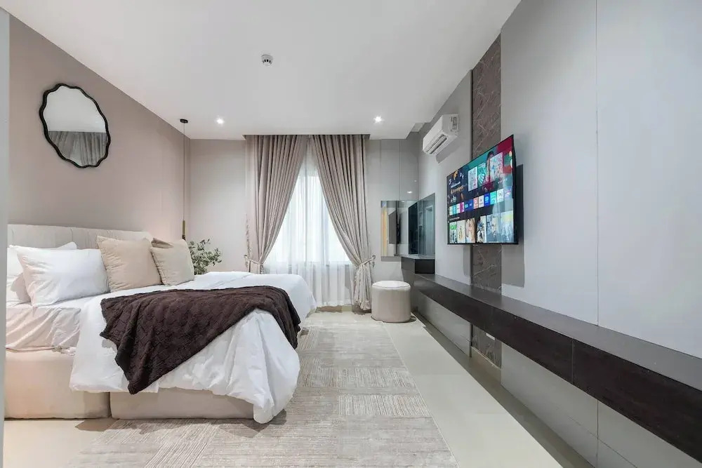 Chic Waterfront 2BR in Lekki Phase 1 - 5 Star Apt