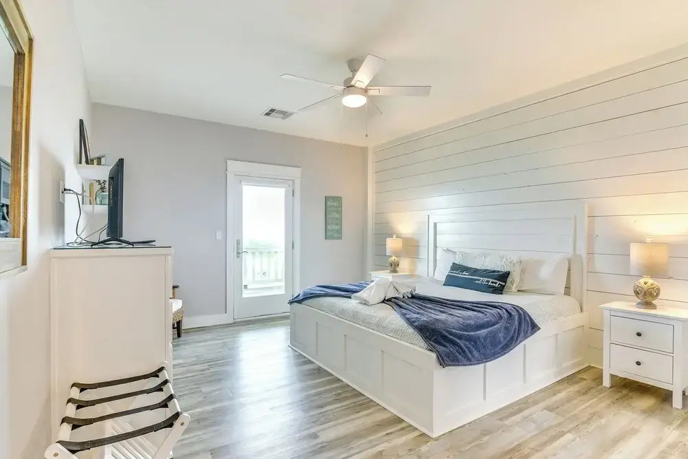 1 Block to Shore: Crystal Beach Gem, Deck & Views