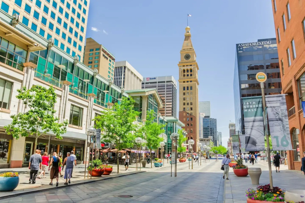 Bright and airy downtown loft! Great wifi!