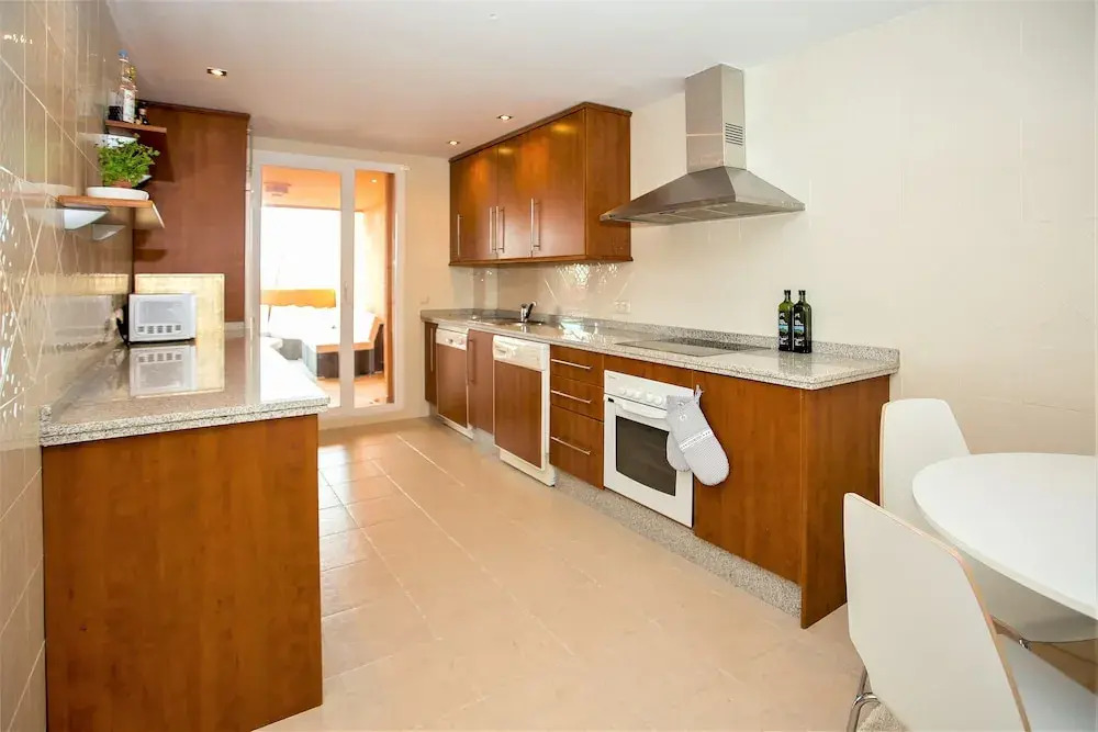 Beautiful and Spacious, 3 bedroom apartment LA23