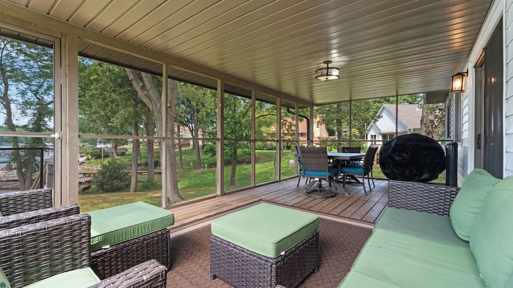 Stylish 3BR Waterfront Home w/ Sunset Porch + Access to Dining Sunsets on Shoreline by Avantstay