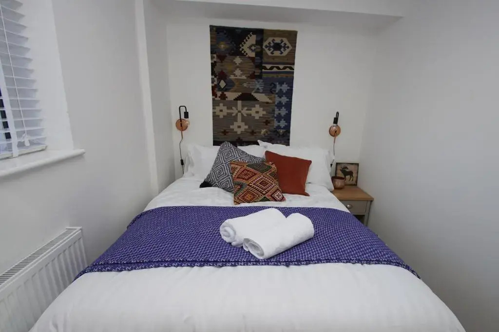 Air Host and Stay - Apartment 3 Broadhurst Court sleeps 4 minutes from town centre