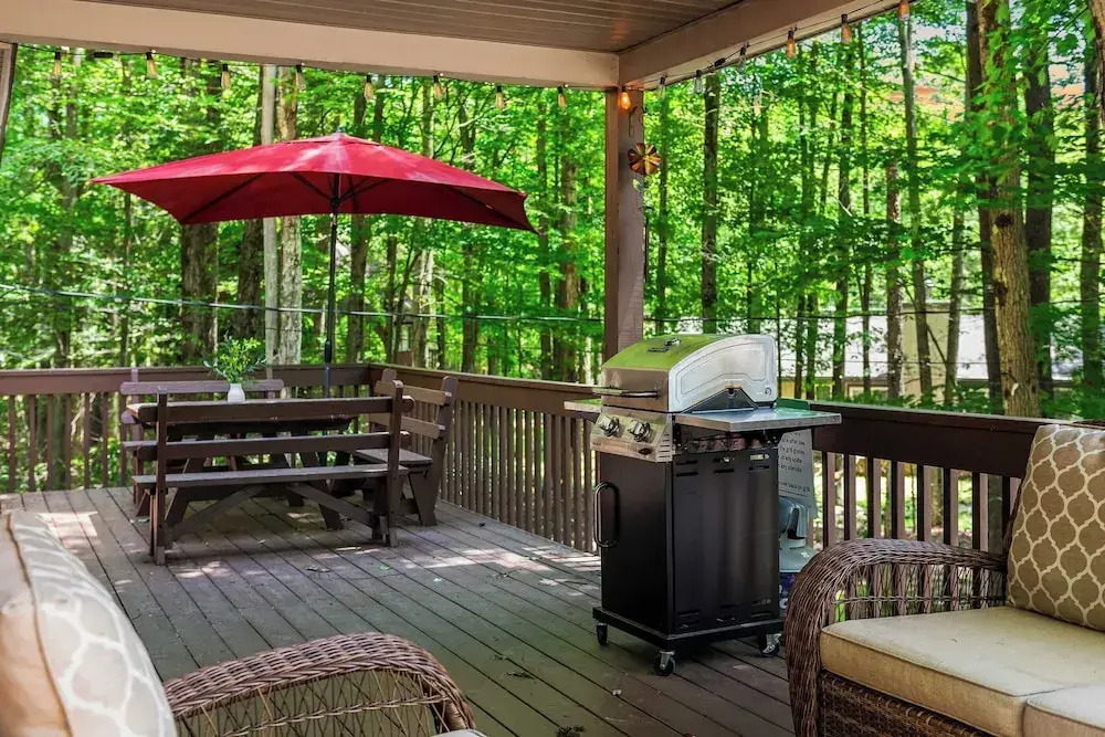 Lake + Pool Access, Game Room, Firepit, Deck Tawny and Peaceful by Avantstay
