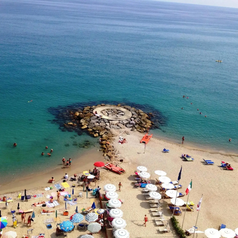 Pietra Ligure attico sul mare con balcone sulla spiaggia e grande terrazza di 25 mq