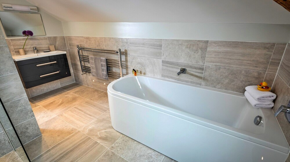 Elegant Duplex in Buxton's Historic Center, No Deposit