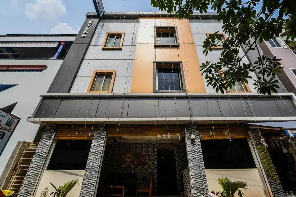 OYO 38595 Varsha Grand Residence