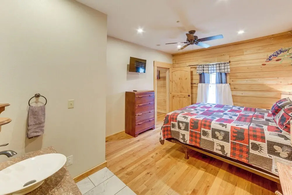 Rustic Hollister Cabin - 5 Mi to Downtown Branson