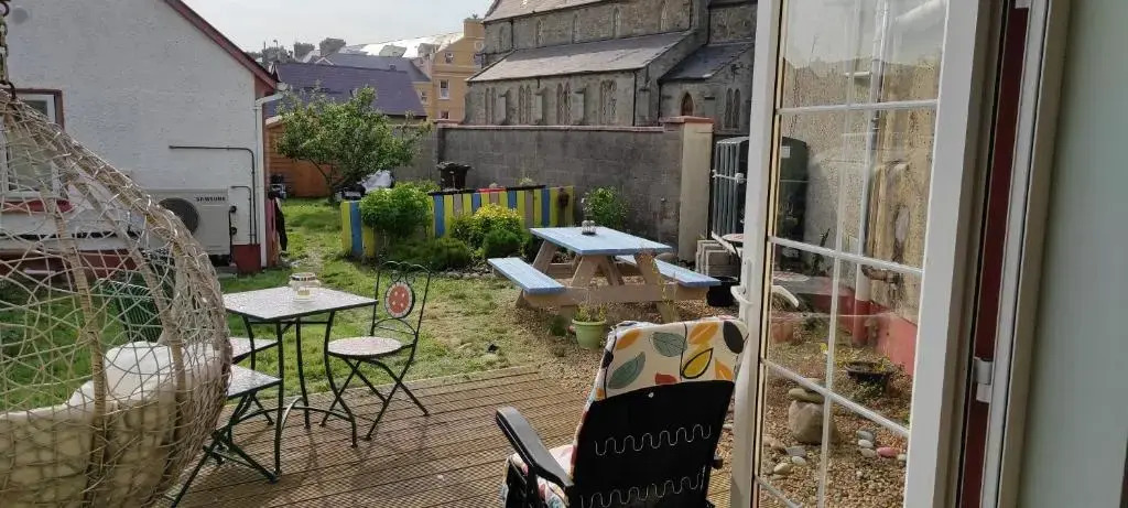 Luxury 3 bedroom house with peaceful garden, sleeps 6 and 2 mins to beach