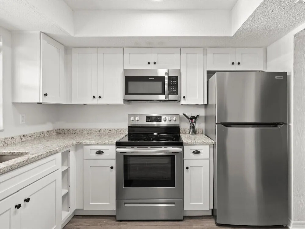 Yellow Sunshine Oceanfront Townhouse, Private Balcony Unit #2