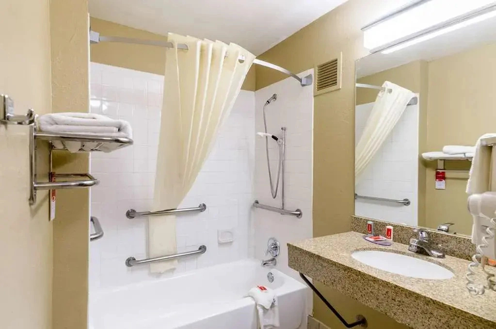 Econo Lodge Inn & Suites I 35 At Shawnee Mission
