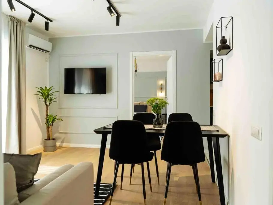 Bright 2BR Apartment - Top Location - City Balcony