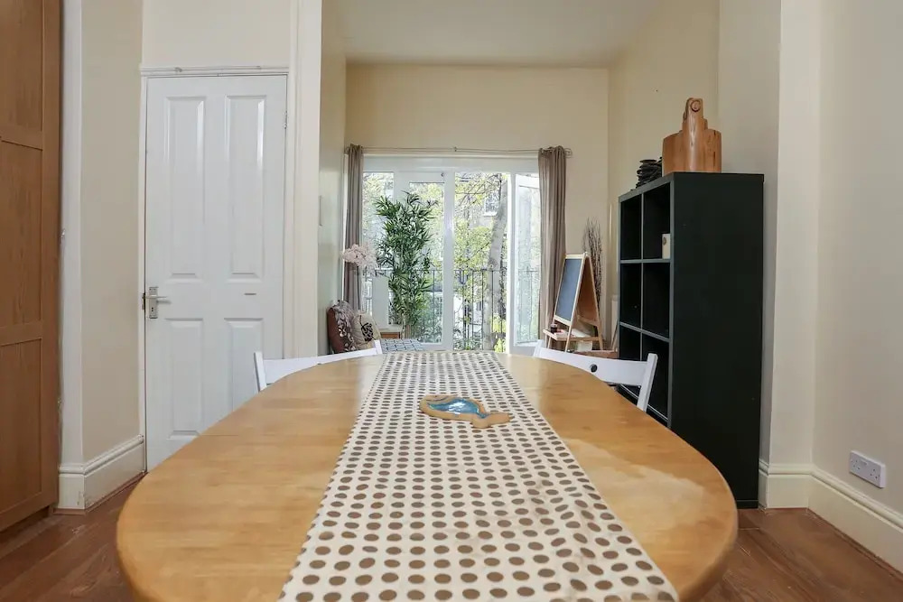 3 Bed Kensington Apartment with Balcony
