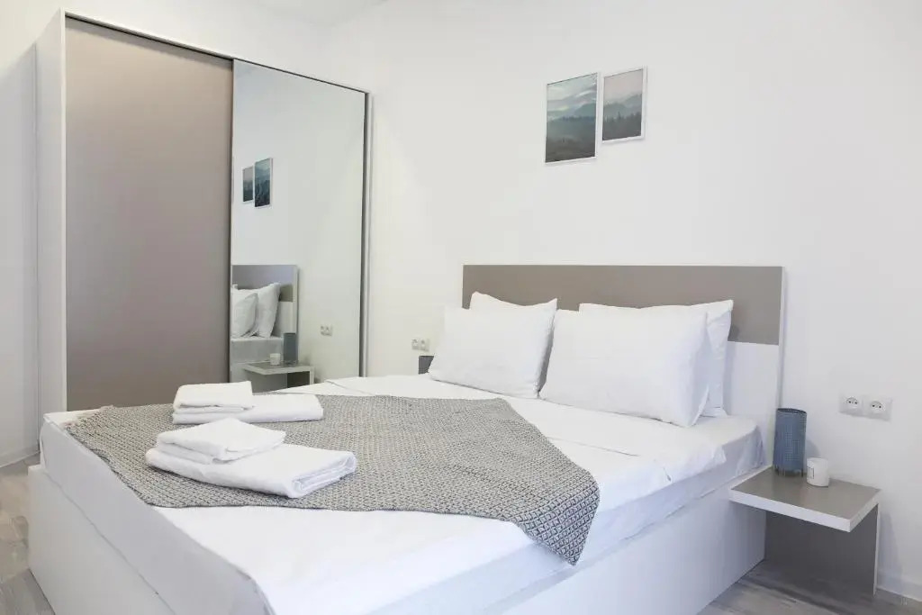 Brand new, bright, 1 bedroom unit, 100 Mbps Wi-Fi.