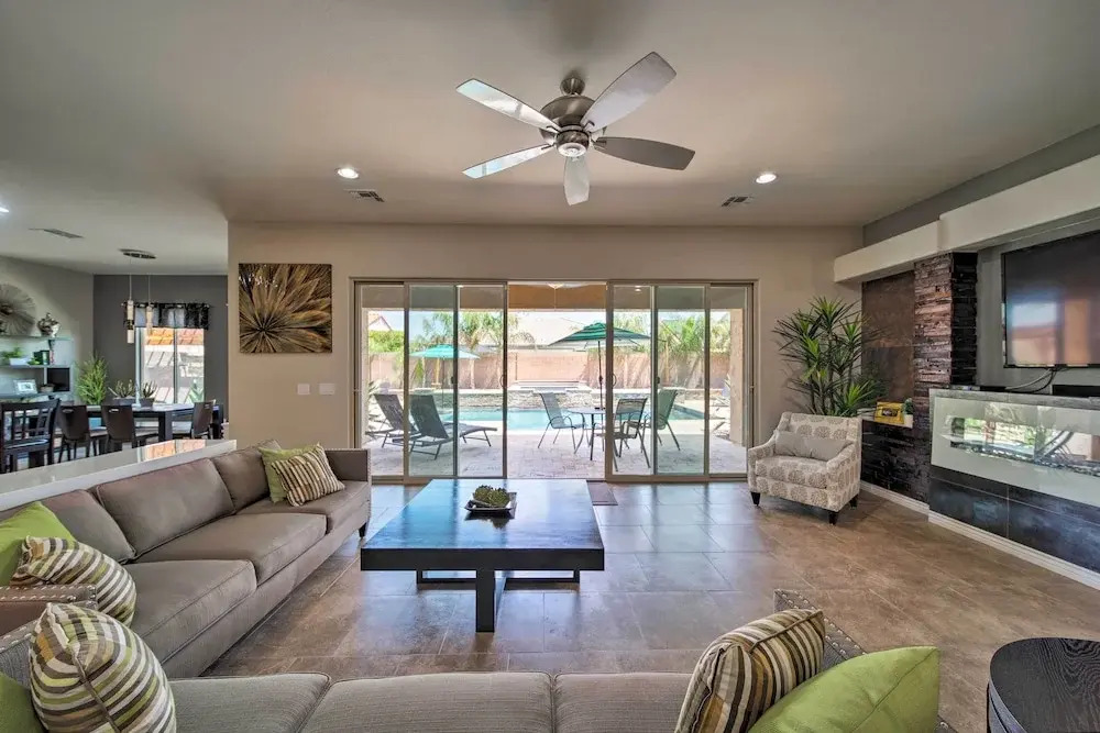 Hot Tub & Putting Green: Home in Surprise