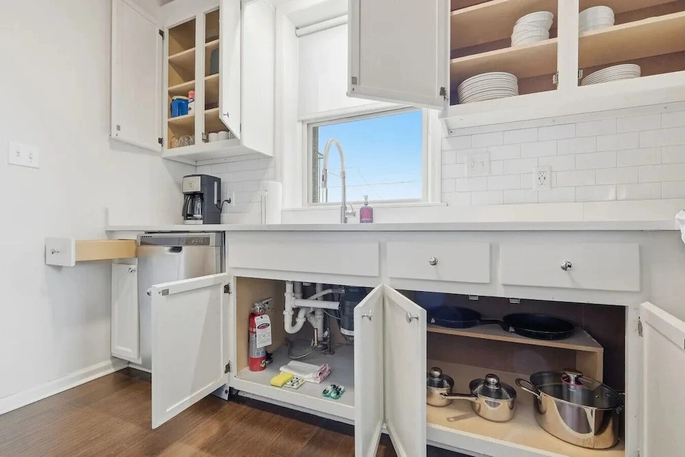 Central 3BR Apt Minutes to Downtown Parking