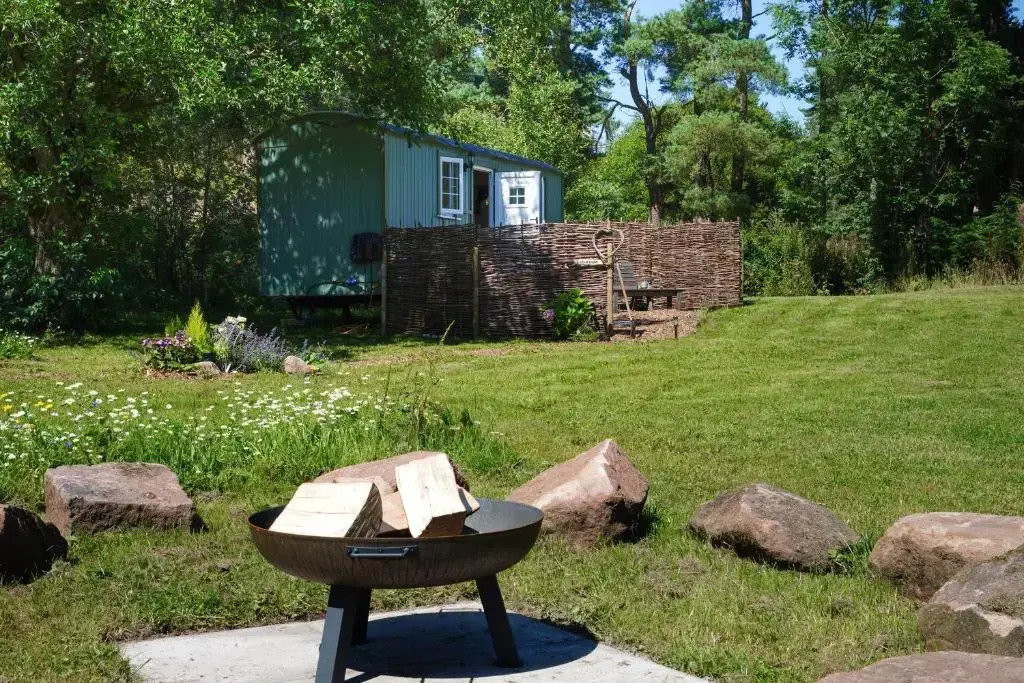 Lavender Retreat Shepherds Hut with private hot tub