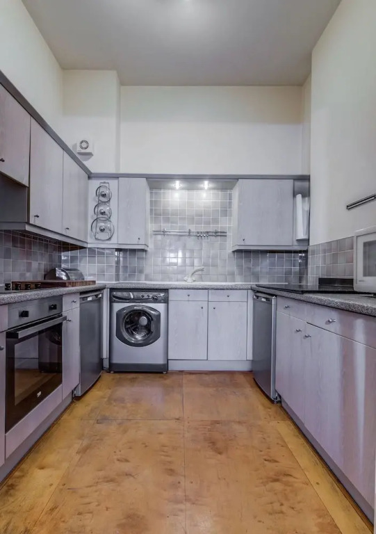 Bright, Spacious 2BR Central Manchester Flat for 4