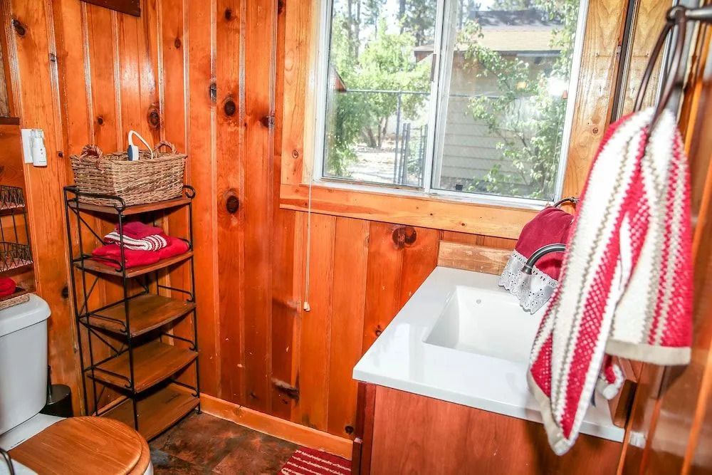 Cinnamon Bear - 2 Br cabin by RedAwning